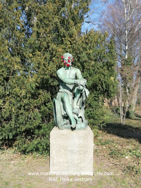 Strickrosen an Skulptur